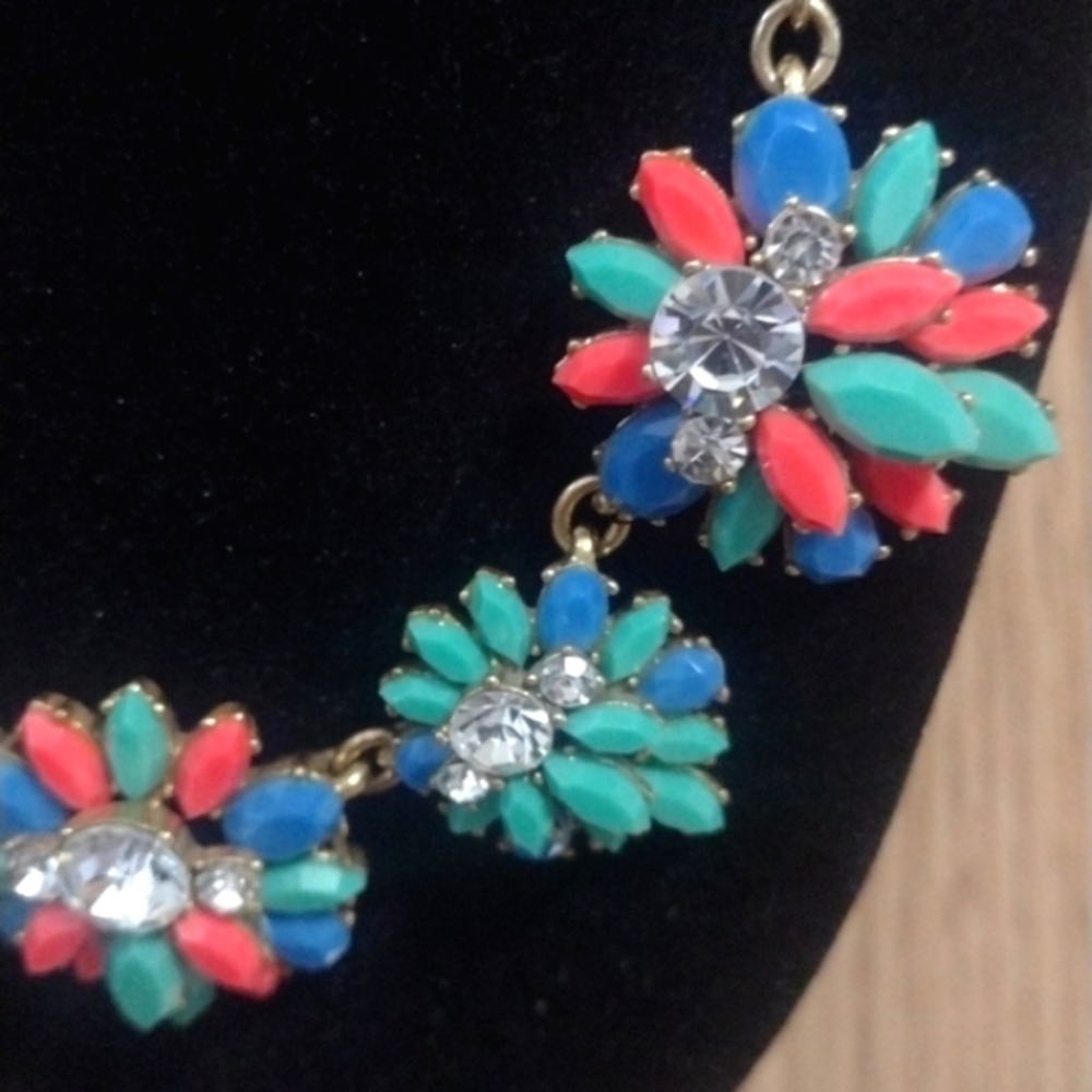 J. CREW PASTEL EPOXY RESIN AND CRYSTAL STONE GOLD-TONE BIB 17-19" NECKLACE - Picture 2 of 12
